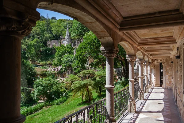 庭園の景色を Regaleira 宮殿でシントラ ポルトガル 2015 バルコニー 錬金術とフリーメーソンのシンボルで飾られたネオ マヌエルの宮殿 — ストック写真