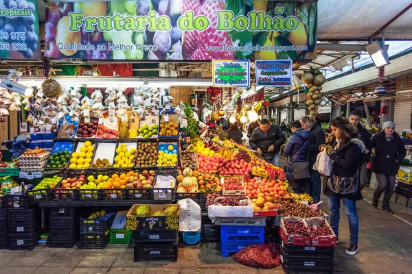 Porto Portugal December 2014 Fruit Seller Buyers Interior Historical Bolhao — Stock Photo, Image