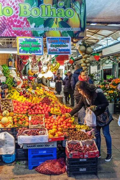 Oporto Portugal Diciembre 2014 Vendedor Frutas Compradores Interior Del Histórico —  Fotos de Stock