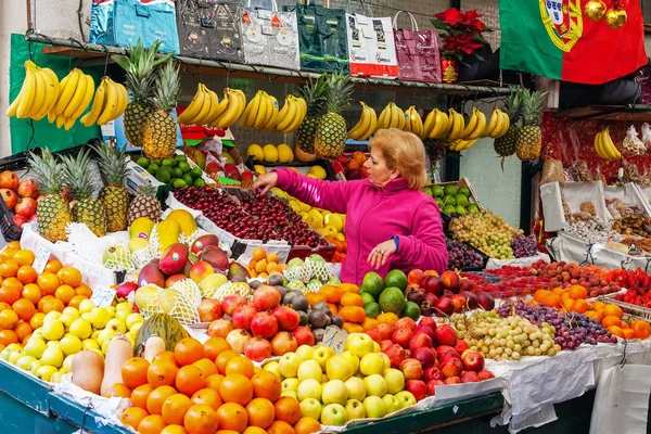 Porto Portugal December 2014 Fruit Seller Organizing Taking Care Stand — Stock Photo, Image