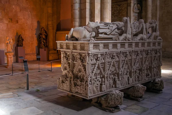 Alcobaca, Portugal - 17 de julio de 2017: Tumba gótica del rey Dom Pedr — Foto de Stock