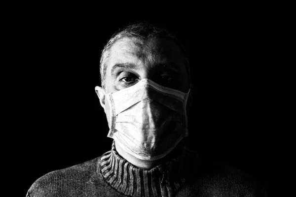 外科用マスクの男 流行や恐ろしい 恐怖や危険の概念 Covid 19別名コロナウイルスのようなバイオハザードの保護 黒の背景 — ストック写真