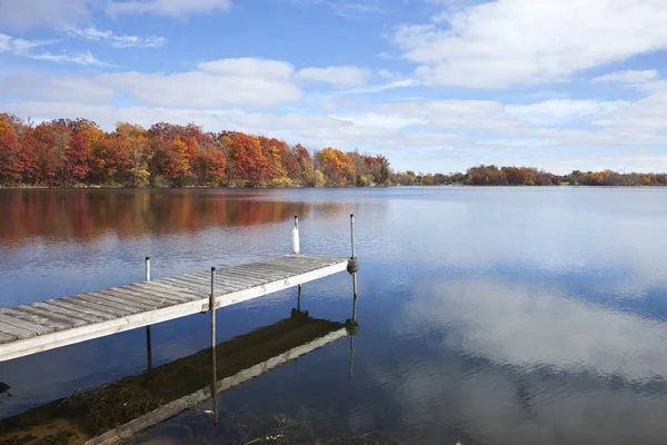 Lac Calme Minnesota Avec Quai Des Arbres Pleine Couleur Automne — Photo