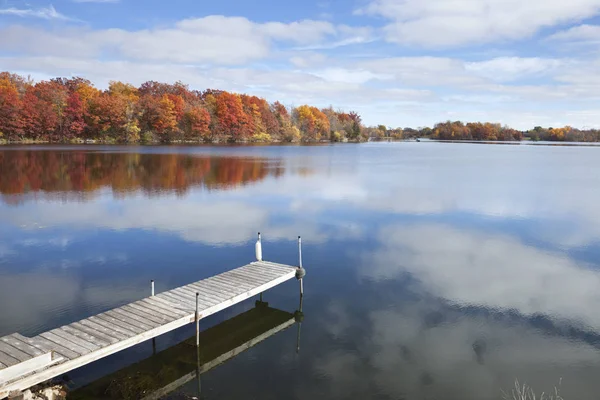 Tranquilo Lago Minnesota Con Muelle Árboles Pleno Color Otoño Bajo —  Fotos de Stock