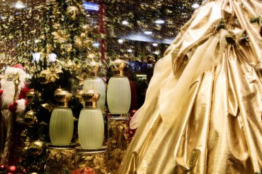 Moskova, Rusya - 14 Ocak 2018: Moskova, evrensel deposunun Noel vitrinler için dekore edilmiş Noel alışveriş.