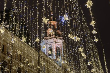 Nikolskaya Moskova, çan kulesi Zaikonospassky Manastırı görünümünü Noel için dekore edilmiş sokak