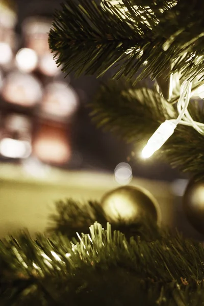 Street Noel, topları ve Noel ağacı ışıkları için dekore edilmiş