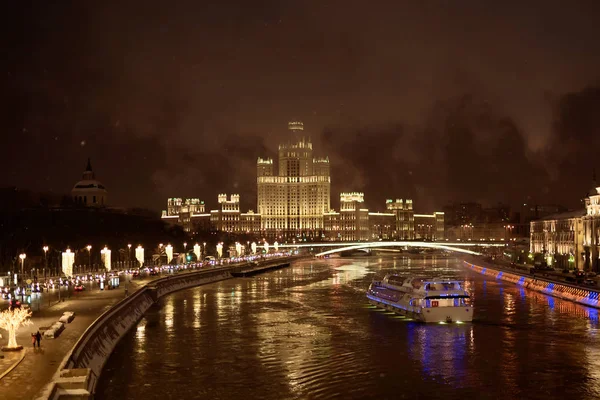 観光船モスクワ川 クリスマスの夜にモスクワ川の堤防に表示 — ストック写真