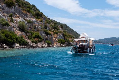 Antalya, Türkiye - 17 Haziran 2018: Batık kent Kekova Adası Akdeniz'de. Turistler Antalya sahil boyunca bir yat gezisinde olun.