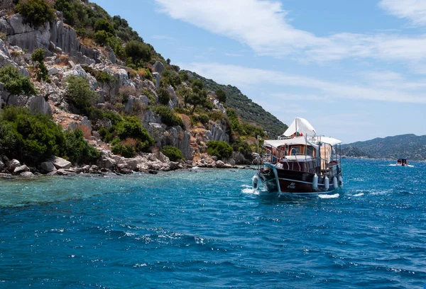 Antalya, Türkiye - 17 Haziran 2018: Batık kent Kekova Adası Akdeniz'de. Turistler Antalya sahil boyunca bir yat gezisinde olun.