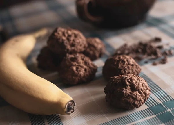 Yulaf ezmeli kurabiye masanın üzerindeki fişlere muz ve çikolata ile