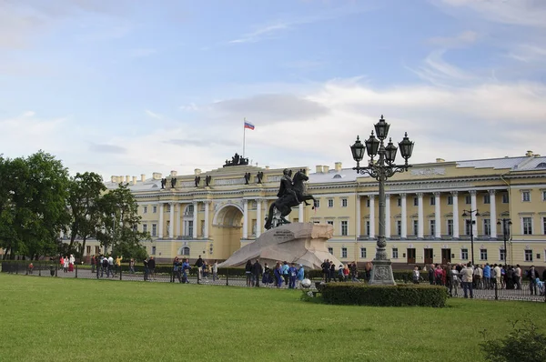 Sankt Petersburg Ryssland Jun 2017 Människor Som Gick Nära Monument — Stockfoto