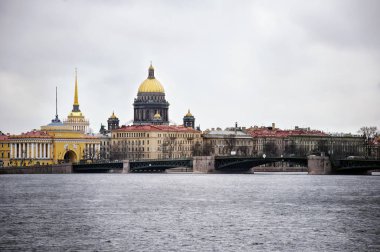 Görünüm St. Isaac's Katedrali ve Admiralty üzerinden Neva nehir dolgu, Saint Petersburg, Rusya Federasyonu