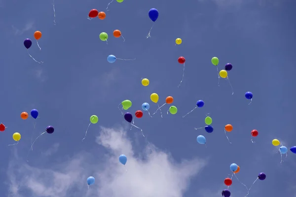 Mavi gökyüzüne uçan balonlar