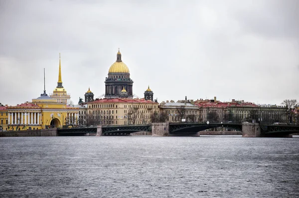 Vista Catedral São Isaac Almirantado Dique Rio Neva São Petersburgo — Fotografia de Stock