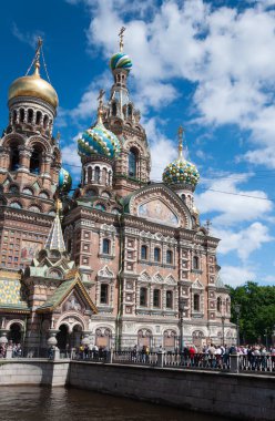 St. Petersburg, Rusya Federasyonu - 25 Haziran 2017: turist kurtarıcı kilisede dökülen kanıyla güneşli yaz günü, Griboedov kanal görünümünden, beyaz geceler St. Petersburg'da geçmek
