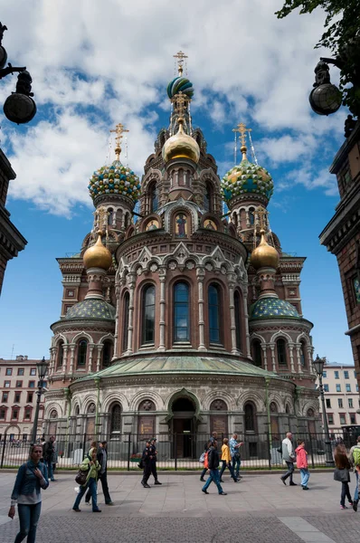 Petersburg Ryssland Juni 2017 Turister Passera Kyrkan Frälsaren Spillda Blod — Stockfoto