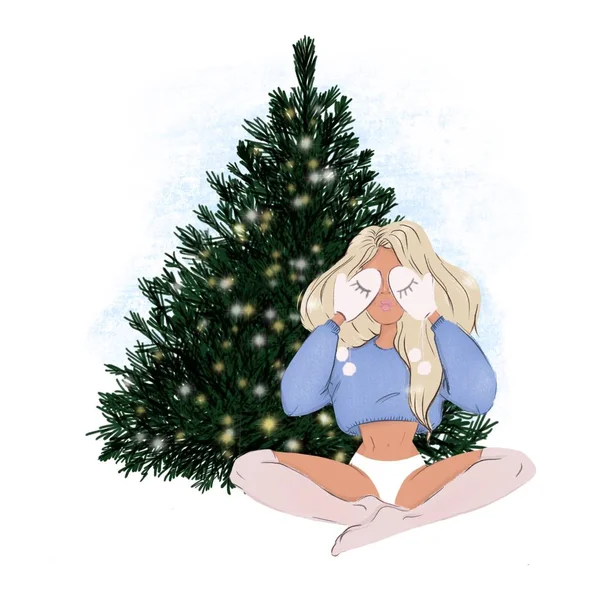 Sevimli kız Noel ağacının yanında duruyor. Mutlu tatiller, yeni yıl.