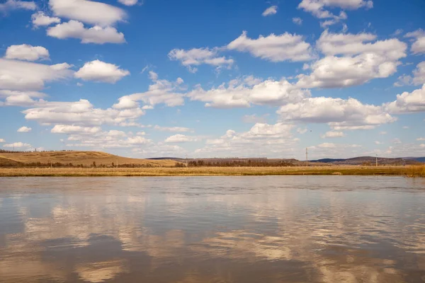 Inundación Primavera Del Río Cielo Azul Nubes Blancas Paisaje —  Fotos de Stock