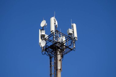 Cep telefonu telekomünikasyon kulesi. Tekrarlayıcı. Mavi gökyüzüne karşı. Close.