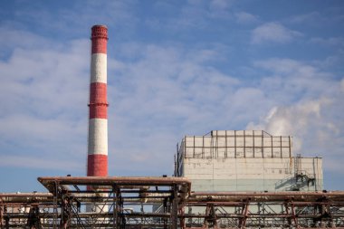 Soda üretimi için bitki. Sanayi bölgesi. Endüstriyel binalar ve baca boruları.