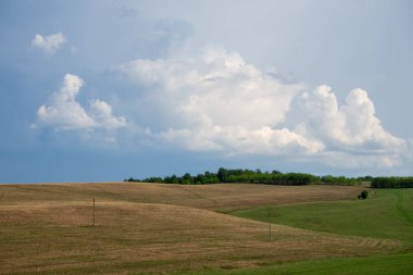 Güzel bulutlar ve mavi gökyüzü. Yaklaşan fırtına cephesi.