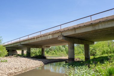 Nehir üzerinde betonarme yol köprüsü. Close.