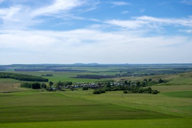 Ovadaki köy. Yaz güneşli bir gün. Manzara. Tepeden görünüm.
