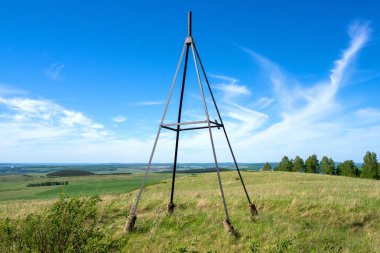Yaz manzarası. Bir tepenin üstündeki metal kule. Jeodezik, nirengi noktası.