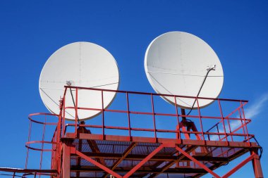 Mavi gökyüzüne karşı uydu çanağı hücresel. Close.