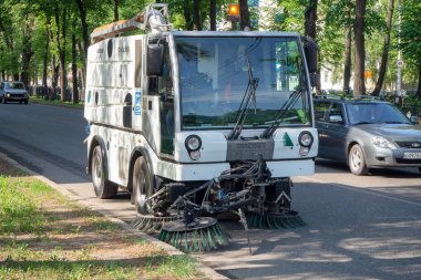 Sterlitamak, Rusya-1 Haziran 2019; Şehirde temizlik için arabalar. Özel makineler. Püsküllü makine. Sokaklarda temizlik için fırçalar araç üzerinde sabit.