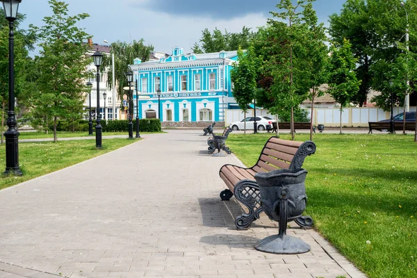 Sterlitamak, Rusya-1 Haziran 2019; Şehir parkında sokak bankları ve çöp kutuları.