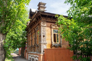 Oyma desenli ahşap ev