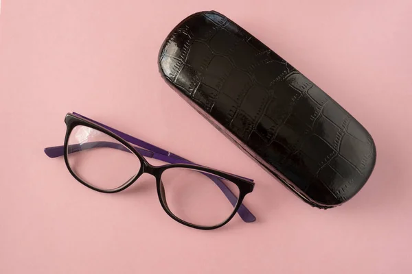 Brýle Černé Pouzdro Brýle Zblízka Růžovém Pozadí — Stock fotografie