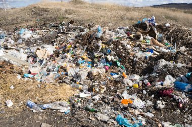 Ishimbay, Rusya - 25 Nisan 2019: bir çöp yığını. Çevre kirliliği. Ekolojik sorunlar.