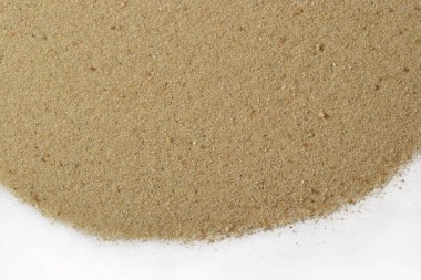 Beyaz zemin üzerine sahil kumu