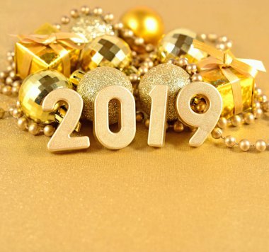 2019 yılı altın altın Noel süsleri arka plan üzerinde rakamlar