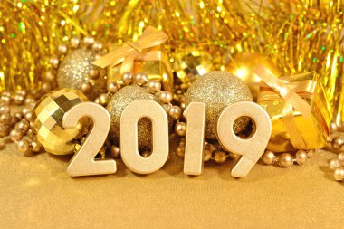 2019 yılı altın altın Noel süsleri arka plan üzerinde rakamlar