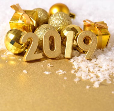 2019 yılı altın altın Noel süsleri arka plan üzerinde rakamlar
