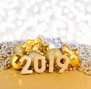 Noel süslemeleri bir bokeh arka planda arka plan üzerinde 2019 yılı altın rakamlar