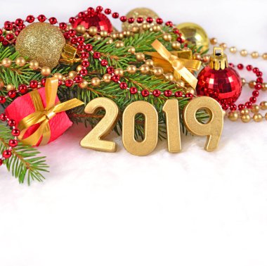 2019 yılı altın rakamlar ve ladin şube ve Noel süsleri