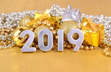 2019 yıl gümüş Noel süsleri arka plan üzerinde rakamlar