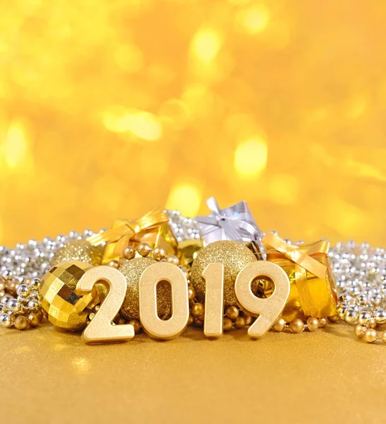 Noel süslemeleri bir bokeh arka planda arka plan üzerinde 2019 yılı altın rakamlar