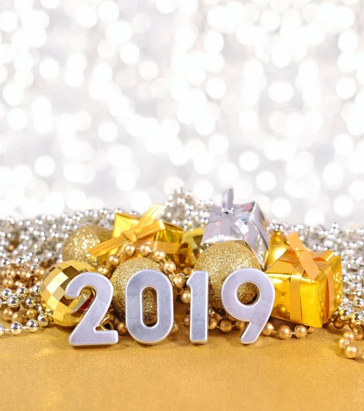 2019 yıl Noel süslemeleri bir bokeh arka planda arka plan üzerinde rakamlar gümüş