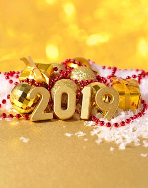 Noel süslemeleri bir bokeh arka planda arka plan üzerinde 2019 yılı altın rakamlar