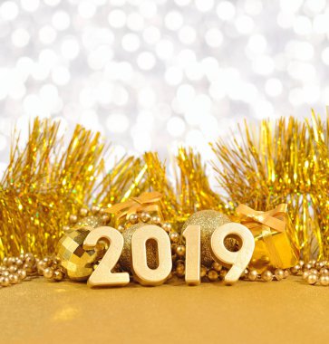 2019 yılı altın altın Noel süslemeleri bir bokeh arka planda arka plan üzerinde rakamlar