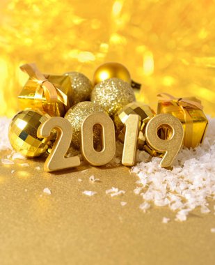 2019 yılı altın altın Noel süslemeleri bir bokeh arka planda arka plan üzerinde rakamlar