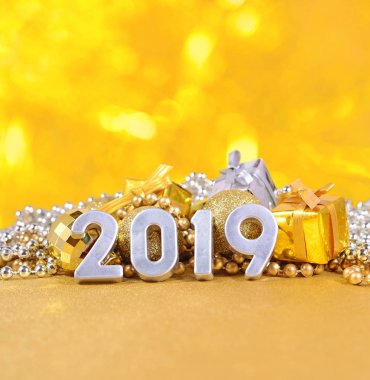 2019 yıl Noel süslemeleri bir bokeh arka planda arka plan üzerinde rakamlar gümüş