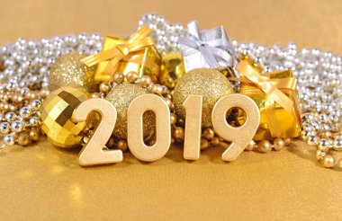2019 yılı altın Noel süsleri arka plan üzerinde rakamlar