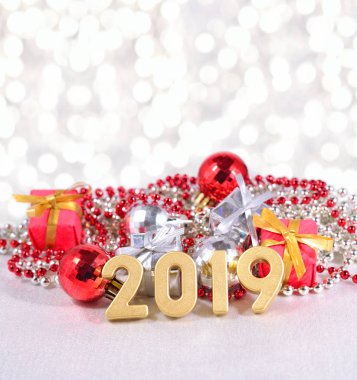Noel süslemeleri bir bokeh arka planda arka plan üzerinde 2019 yılı altın rakamlar